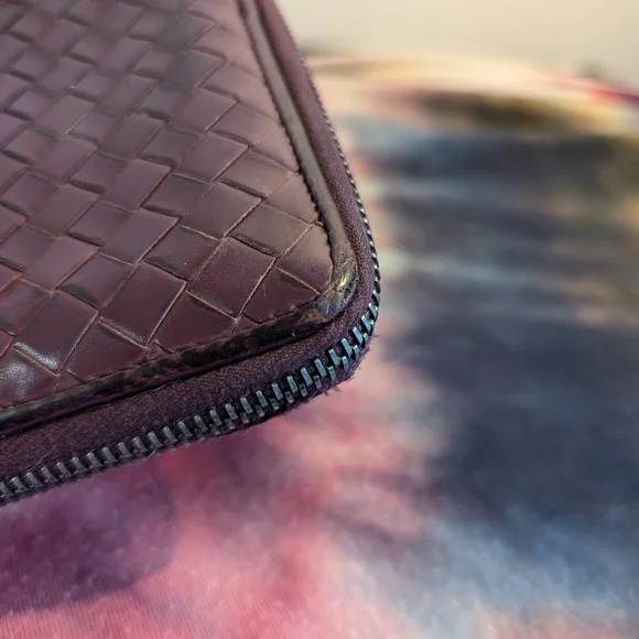 VGUC Bottega Veneta Zip Bifold Wallet in Merlot